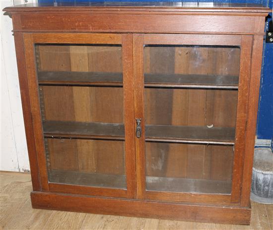 An Edwardian oak dwarf bookcase, W.122cms